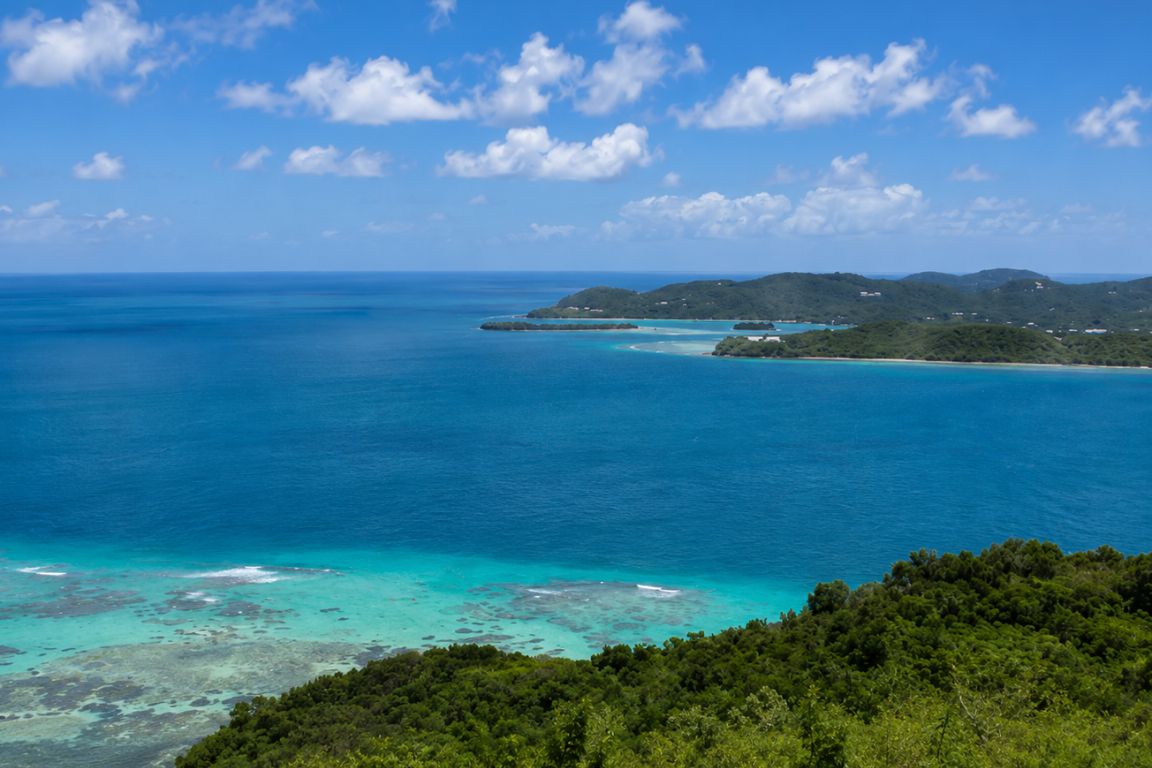 Panoramic view of Cayo Luis Peña with turquoise Caribbean waters, coral reefs, and lush green coastline during a guided tour with Culebra Tours